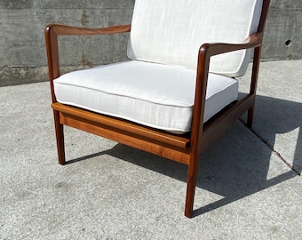 Vintage Mid-Century Modern Spindle Back Lounge Chair