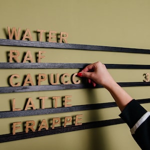 Conjunto de repisas de letras, rieles de menú montados en la pared con letras intercambiables, tablero de menú de pared de madera, tablero de letras de madera de cafetería, letrero de menú de cafetería colgante