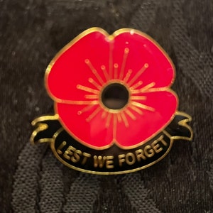 red poppy lest we forget pin badge