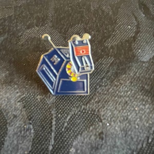 k9 dr who dog pin badge