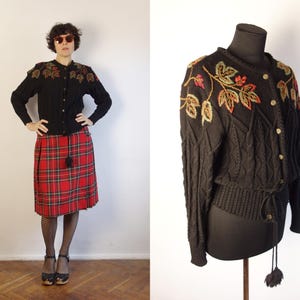 Vintage zwart gebreid vest/gebreid vest met geborduurde bloemen/vest met knopen/trui met bloemenpatroon/wollen vest/Oostenrijkse wollen trui