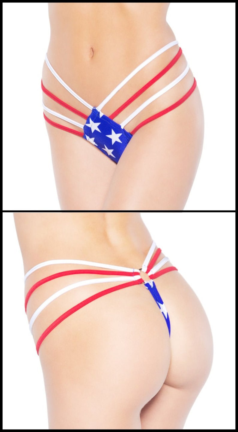 Puede incluir: Lingerie roja, blanca y azul con un patr&oacute;n de estrellas. La lencer&iacute;a tiene un dise&ntilde;o cruzado con tirantes.