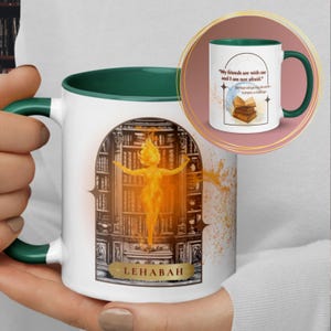 Könnte beinhalten: Weißer Keramikbecher mit grünem Henkel und Innenraum. Der Becher zeigt eine feurige Figur vor einer Bibliothekskulisse mit dem Namen "LEHABAH" darunter. Ein kleineres Bild zeigt das Zitat: "Meine Freunde sind bei mir und ich habe keine Angst."