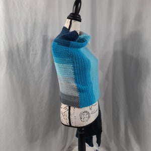 K&ouml;nnte beinhalten: Ein blauer und grauer H&auml;kel-Kragen mit einem Rollkragen. Der Kragen ist aus einem Farbverlaufsgarn gefertigt, das von Grau zu Blau &uuml;bergeht.
