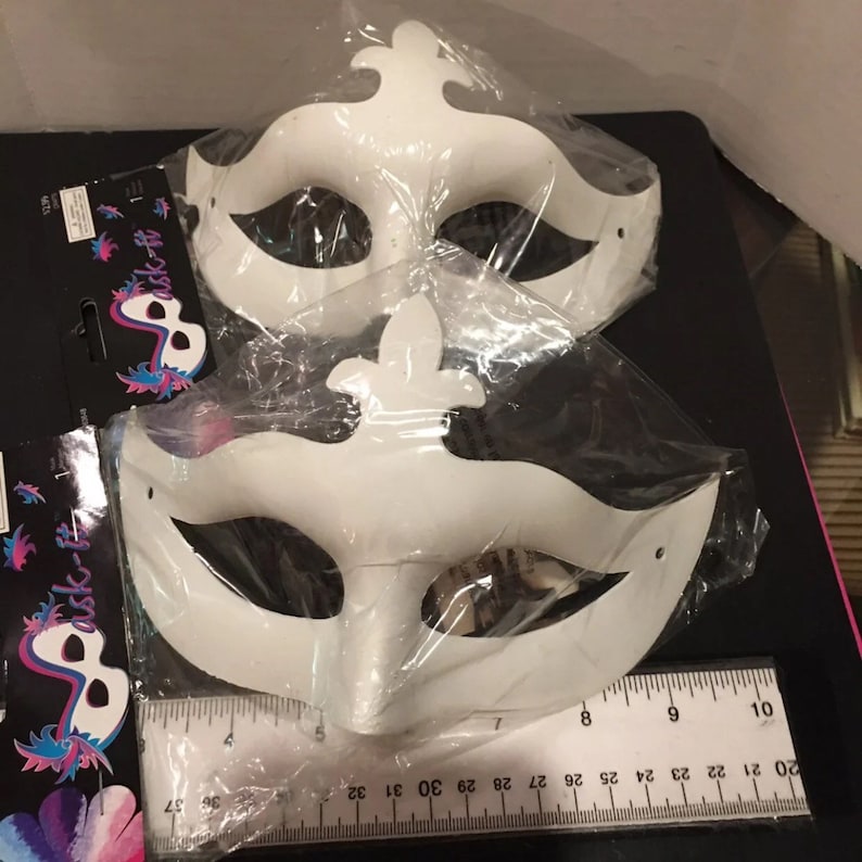 It Set2 Blank Masks Ready to Decorate Mask