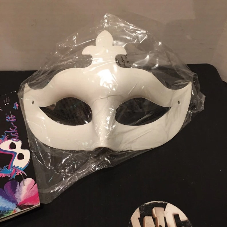 It Set2 Blank Masks Ready to Decorate Mask