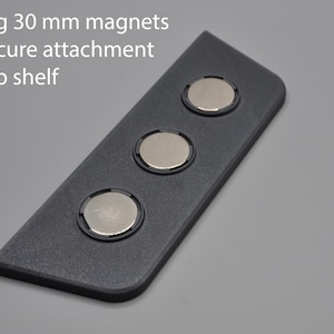 May include: A black plastic drip tray with three 30 mm strong magnets for secure attachment to a drip shelf.