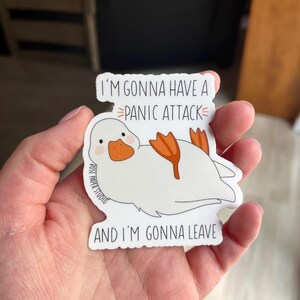 Könnte beinhalten: Weißer Aufkleber mit einer Comic-Ente mit orangefarbenen Füßen und dem Text "Ich werde eine Panikattacke bekommen und ich werde gehen."