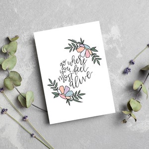 Vai dove ti senti più vivo / Carta motivazionale / Carta di calligrafia moderna disegnata a mano / Carta di arte botanica / Carta di incoraggiamento