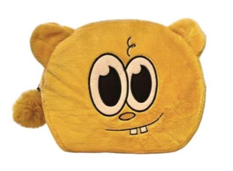 Op de afbeelding: Een geel pluche etui in de vorm van een cartoonhoofd met twee ronde oren, grote wit met zwarte geborduurde ogen, een kleine neus en twee zichtbare tanden. Het etui heeft een zachte, pluizige textuur en een bijpassende gele pompon rits.