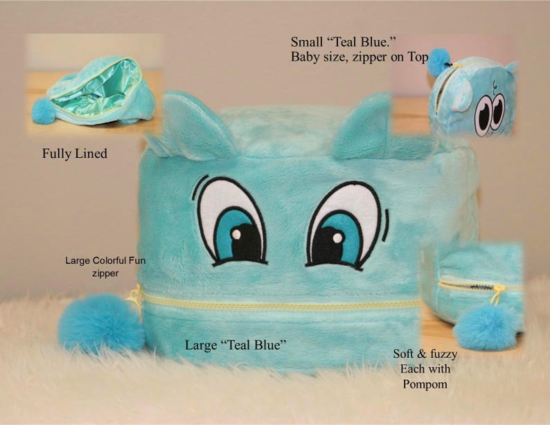 Op de afbeelding: Een zachte en pluizige blauwgroene pluche etui met grote geborduurde ogen, een gele rits met een bijpassende blauwgroene pompon en een volledig gevoerde binnenkant. Het ontwerp bevat een grote versie en een kleinere babymaat met rits.