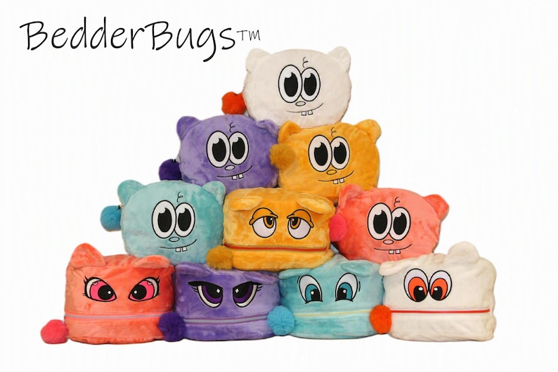 Op de afbeelding: Een piramidevormige stapel BedderBugs pluche speelgoed in diverse kleuren zoals wit, paars, oranje, turquoise en roze. Elk zacht, vierkant speelgoed is voorzien van geborduurde cartoonogen, monden en kleine pompon-accenten aan de zijkanten.