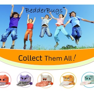 Op de afbeelding: Vijf kinderen springen tegen een blauwe lucht boven de tekst BedderBugs en Collect Them All! Daaronder staan vijf knuffels in oranje, paars, wit, geel en lichtblauw, elk met grote ogen en een stoffen tong die naar buiten steekt.