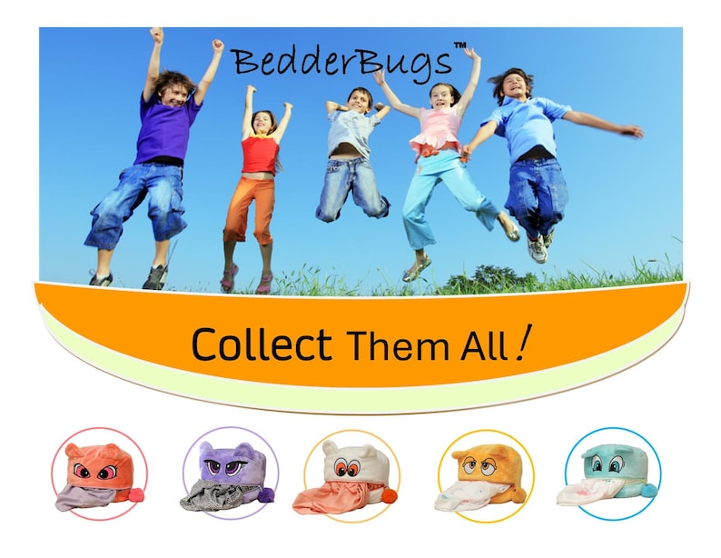 Op de afbeelding: Vijf kinderen springen tegen een blauwe lucht boven de tekst BedderBugs en Collect Them All! Daaronder staan vijf knuffels in oranje, paars, wit, geel en lichtblauw, elk met grote ogen en een stoffen tong die naar buiten steekt.