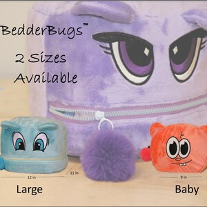 Op de afbeelding: Drie pluche BedderBugs-containers met ritsen en pompons. De grote paarse staat achteraan. Een lichtblauwe container met het label Large is 7 inch hoog, 12 inch breed en 11 inch diep. Een oranje container met het label Baby is 8 inch hoog, 9 inch breed en 4 inch diep.