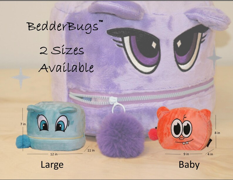 Op de afbeelding: Drie pluche BedderBugs-containers met ritsen en pompons. De grote paarse staat achteraan. Een lichtblauwe container met het label Large is 7 inch hoog, 12 inch breed en 11 inch diep. Een oranje container met het label Baby is 8 inch hoog, 9 inch breed en 4 inch diep.