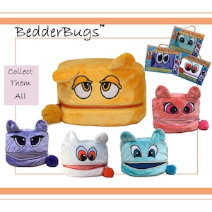 Op de afbeelding: Een collectie BedderBugs pluche tasjes in geel, roze, paars, wit en lichtblauw. Elk tasje heeft een rits als mond, twee oren en expressieve ogen. De tekst BedderBugs en Collect Them All is zichtbaar, samen met drie kleine productlabels.