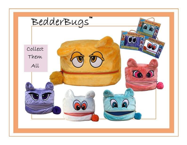 Op de afbeelding: Een collectie BedderBugs pluche tasjes in geel, roze, paars, wit en lichtblauw. Elk tasje heeft een rits als mond, twee oren en expressieve ogen. De tekst BedderBugs en Collect Them All is zichtbaar, samen met drie kleine productlabels.