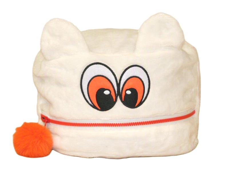 Op de afbeelding: Een wit pluche tasje met twee puntige oren aan de bovenkant en een cartoongezicht met grote witte en oranje ogen. Het tasje heeft een horizontale rode ritssluiting aan de voorkant, afgewerkt met een ronde, pluizige oranje pompon als trekker.