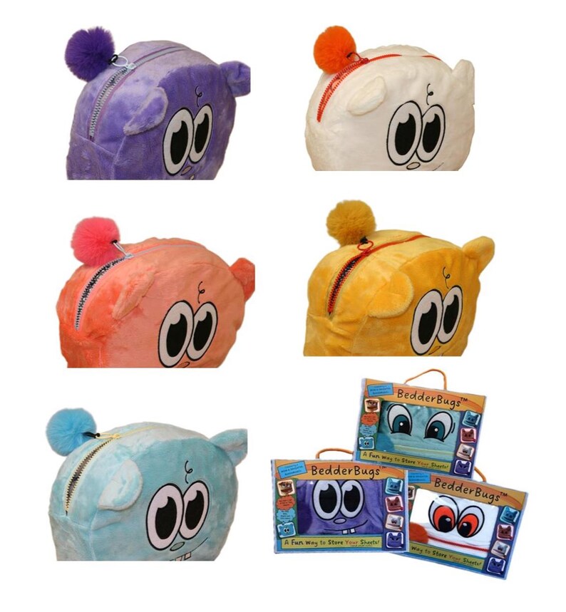 Op de afbeelding: Een collectie pluche BedderBugs opbergtassen in paars, wit, roze, geel en lichtblauw. Elke tas heeft een cartoongezicht met grote ogen, een ritssluiting en een pluizige pompon. Drie tassen worden getoond in hun originele verpakking.