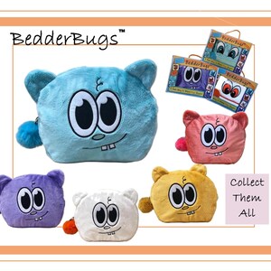 Op de afbeelding: Een collectie pluche BedderBugs-tasjes in blauw, roze, paars, wit en geel. Elk tasje heeft grote geborduurde ogen, een kleine neus en twee voortanden. De tasjes zijn voorzien van een kleine pompon-rits en een verpakking met merknaam.