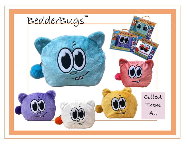 Op de afbeelding: Een collectie pluche BedderBugs-tasjes in blauw, roze, paars, wit en geel. Elk tasje heeft grote geborduurde ogen, een kleine neus en twee voortanden. De tasjes zijn voorzien van een kleine pompon-rits en een verpakking met merknaam.