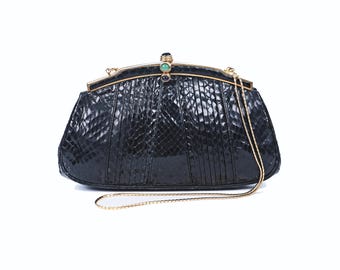 Bolsa vintage JUDITH LEIBER em pele de cobra preta com fecho de pedra preciosa e corrente de ombro dourada.