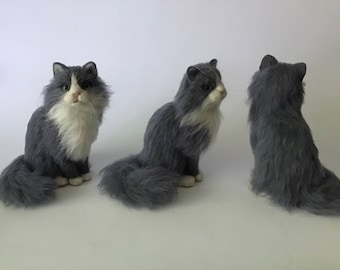 Filzkatze nach Wunsch, gefilzte Katzenskulptur, Wollfilz, nadelgefilzte Katze