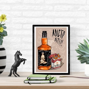 Puede incluir: Una impresión enmarcada con un fondo beige que presenta una ilustración de dibujos animados de una botella de whisky, un paquete de cigarrillos y una mujer con un vestido negro. El texto "Adicto At!!" está escrito en letras negras en la impresión.