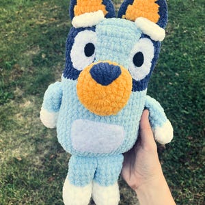Ons favoriete blauwe heeler gehaakte pdf-patroon. Amigurumi. Laag naaipatroon. Instructies voor hondenknuffel