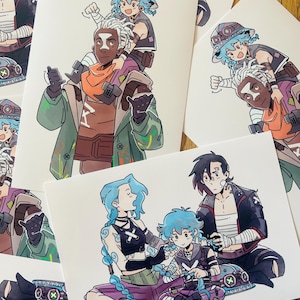 Puede incluir: Tres personajes de dibujos animados con cabello azul, uno con una chaqueta verde y una bufanda naranja, otro con un top negro y pantalones morados, y otro con una camisa blanco y negro y pantalones morados. Los personajes sonríen y miran al espectador.