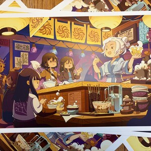 Puede incluir: Ilustraci&oacute;n colorida de una escena de restaurante de ramen. Un camarero con kimono sostiene un cuenco de ramen, mientras los clientes disfrutan de sus comidas. La obra presenta iluminaci&oacute;n c&aacute;lida, faroles decorativos y elementos interiores detallados.