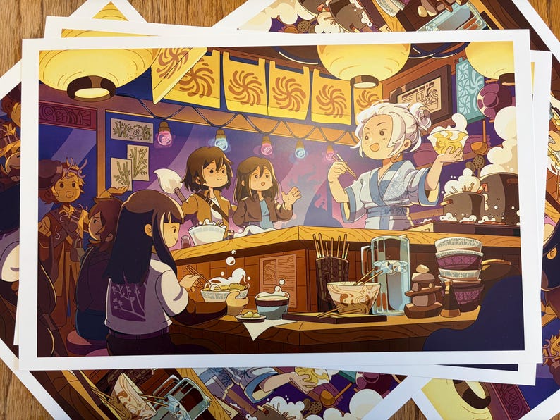 Puede incluir: Ilustraci&oacute;n colorida de una escena de restaurante de ramen. Un camarero con kimono sostiene un cuenco de ramen, mientras los clientes disfrutan de sus comidas. La obra presenta iluminaci&oacute;n c&aacute;lida, faroles decorativos y elementos interiores detallados.