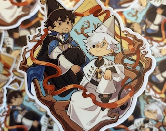 Peut inclure: Un autocollant découpé présentant une illustration de style anime de deux personnages assis sur une branche d'arbre. L'un a des cheveux bruns et une cape bleue, l'autre des cheveux blancs, un chapeau pointu et une robe blanche à détails dorés.