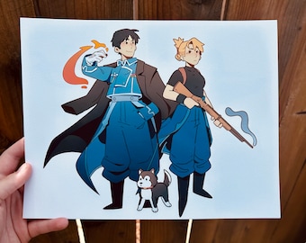 Può includere: Un'illustrazione disegnata a mano di due personaggi anime, un uomo e una donna, in piedi uno accanto all'altro. Il personaggio maschile indossa un'uniforme militare blu e nera con una fiamma rossa dietro di lui. Il personaggio femminile indossa una camicia nera e pantaloni blu e tiene un fucile. Un piccolo cane bianco e nero è in piedi davanti a loro.