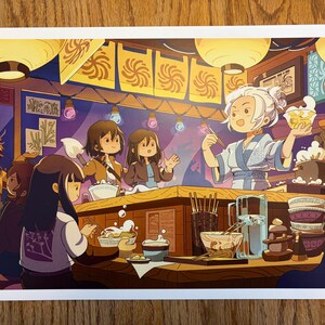 Puede incluir: Ilustraci&oacute;n de una escena de tienda de ramen con varias personas. Un camarero con kimono sostiene un cuenco de ramen. Otras personas est&aacute;n comiendo ramen en la barra. La escena est&aacute; iluminada por faroles colgantes y luces de cadena.