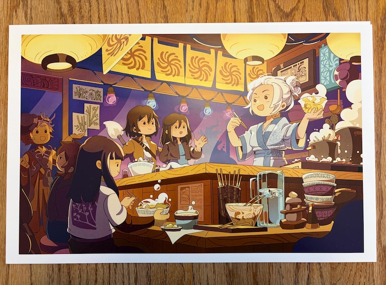 Puede incluir: Ilustraci&oacute;n de una escena de tienda de ramen con varias personas. Un camarero con kimono sostiene un cuenco de ramen. Otras personas est&aacute;n comiendo ramen en la barra. La escena est&aacute; iluminada por faroles colgantes y luces de cadena.