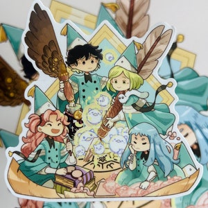 Puede incluir: Una pegatina con un grupo de personajes de dibujos animados con trajes y sombreros de color verde azulado y blanco. Los personajes sostienen objetos con forma de pluma y están rodeados de orbes brillantes. El tema general es la fantasía.