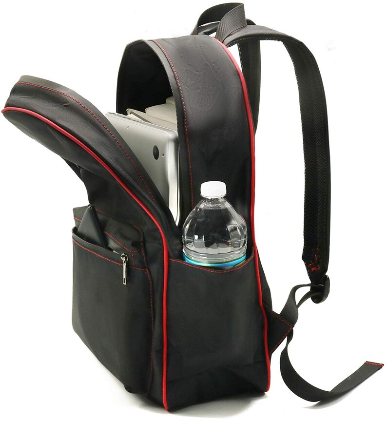 Puede incluir: Mochila negra con ribetes rojos, abierta para revelar un port&aacute;til y una botella de agua en un bolsillo lateral.