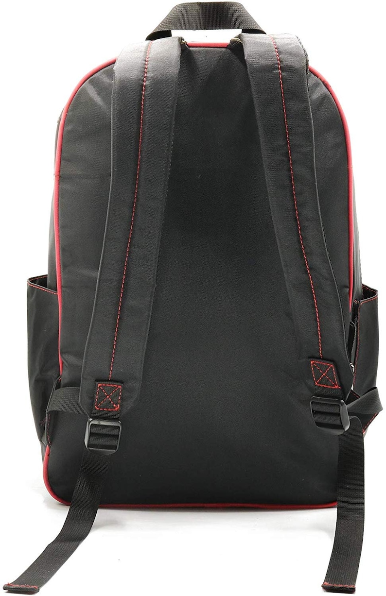 Puede incluir: Mochila negra con costuras rojas y correas ajustables. La mochila tiene un bolsillo con cremallera en la parte delantera.