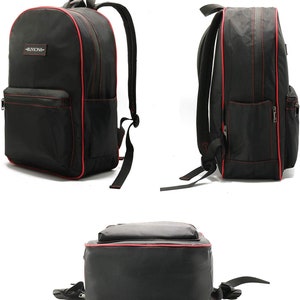 Puede incluir: Mochila negra con ribetes rojos y un bolsillo con cremallera en la parte delantera. La mochila tiene la palabra "BUYONA" impresa en la parte delantera.