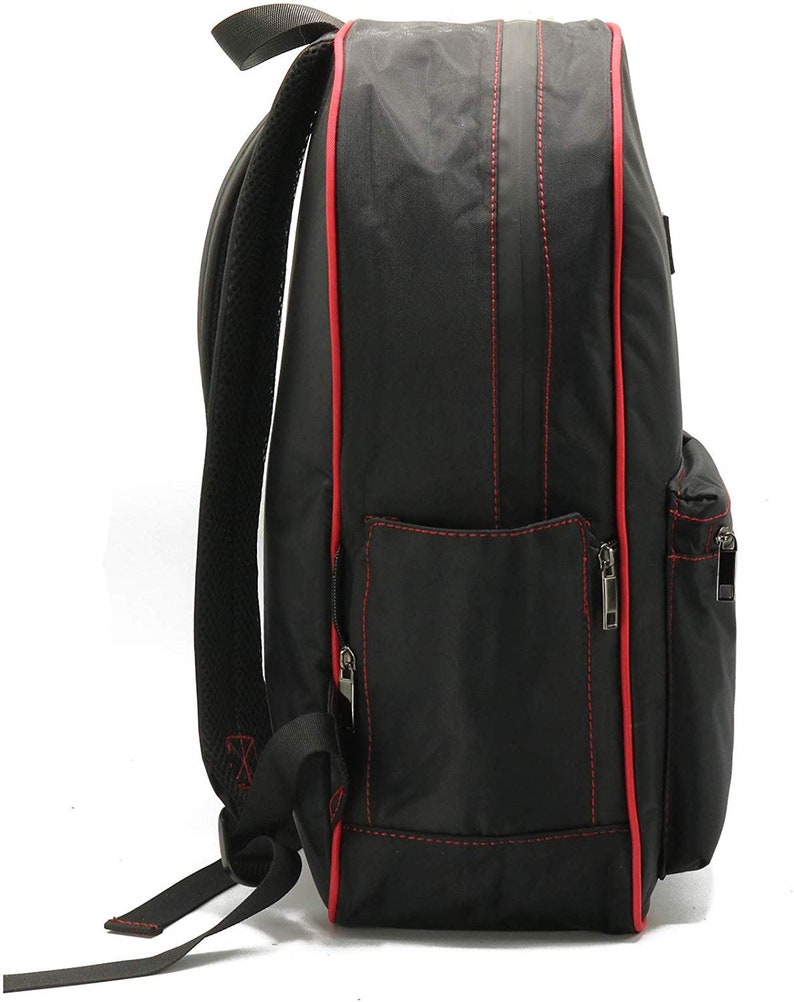 Puede incluir: Mochila negra con ribetes rojos y un bolsillo con cremallera en el lateral. La mochila tiene un panel trasero de malla y correas ajustables.