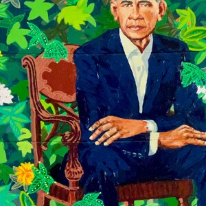 Puede incluir: Una pintura de una persona sentada en una silla de madera. La persona lleva un traje azul oscuro y tiene una tez clara. El fondo es un patr&oacute;n de hojas verdes y marrones.