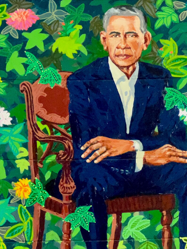 Puede incluir: Una pintura de una persona sentada en una silla de madera. La persona lleva un traje azul oscuro y tiene una tez clara. El fondo es un patr&oacute;n de hojas verdes y marrones.