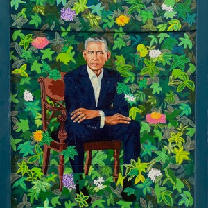 Puede incluir: Una pintura de una persona sentada en una silla rodeada de follaje verde. La persona lleva un traje azul oscuro y tiene una expresi&oacute;n seria. El fondo es de un verde vibrante con varios tonos de hojas y flores verdes.