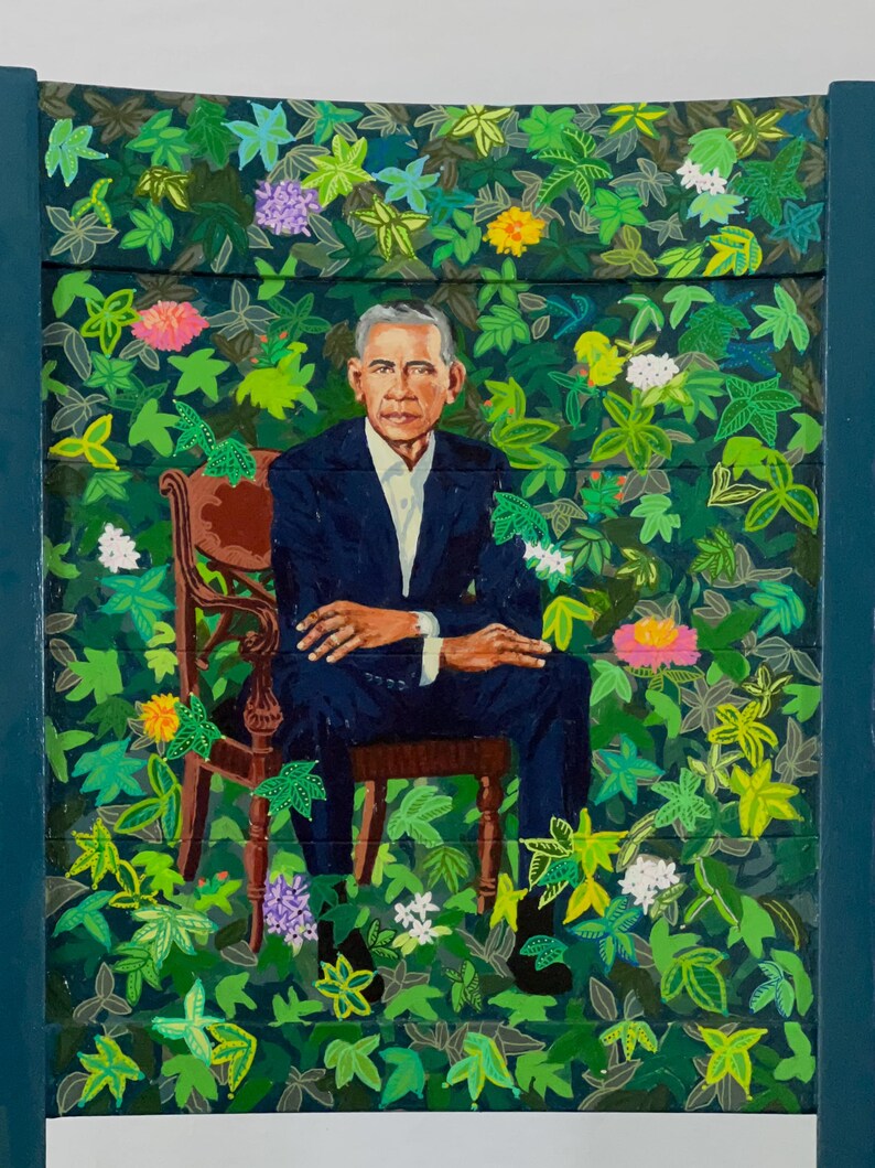 Puede incluir: Una pintura de una persona sentada en una silla rodeada de follaje verde. La persona lleva un traje azul oscuro y tiene una expresi&oacute;n seria. El fondo es de un verde vibrante con varios tonos de hojas y flores verdes.