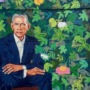 Puede incluir: Una pintura de un hombre con un traje azul oscuro sentado en una silla de madera. El fondo es un patr&oacute;n de hojas verdes y azules con flores rosas, amarillas y blancas.