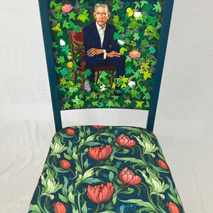 Puede incluir: Una silla azul verdosa con un respaldo de estampado floral verde y blanco y un asiento azul oscuro con estampado floral rojo.