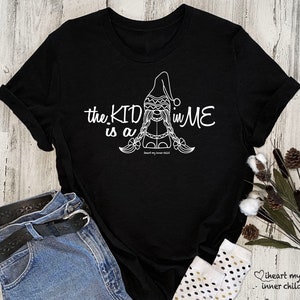 El KID en mí es un Gnomo, camiseta unisex de manga corta Diseño blanco o negro, camisa Gnomo divertida juguetona