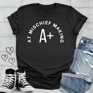 A+ på Mischief Making Unisex T-shirt, Rolig Bråkmakare T-shirt, Generation X Humor Gåva, Millennial Kul T-shirt, Retro Busmakare, Gåva för Pranksters
